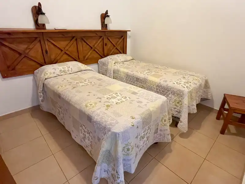 Segundo dormitorio con sommiers individuales - Cabaña Premium 4P