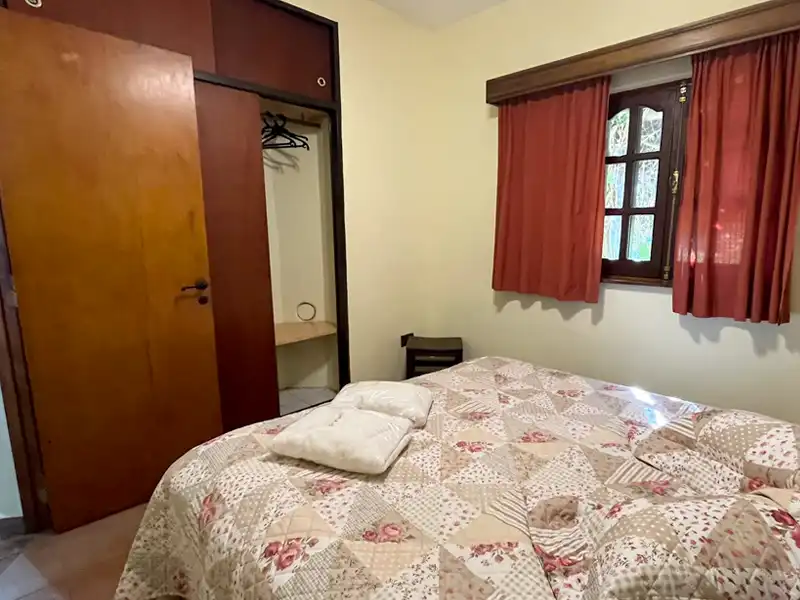 Dormitorio con sommier matrimonial - Cabaña Standard 4P