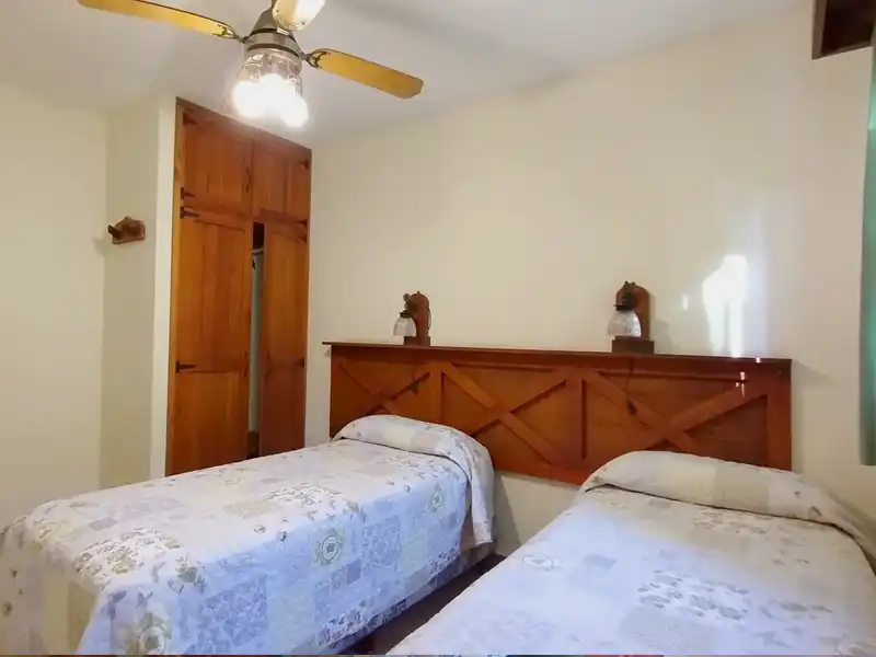 Segundo dormitorio con sommiers - Cabaña Premium 6P