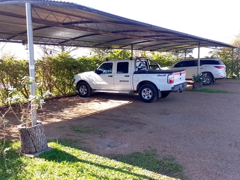 Sector de cocheras cubiertas en entorno arbolado y seguro