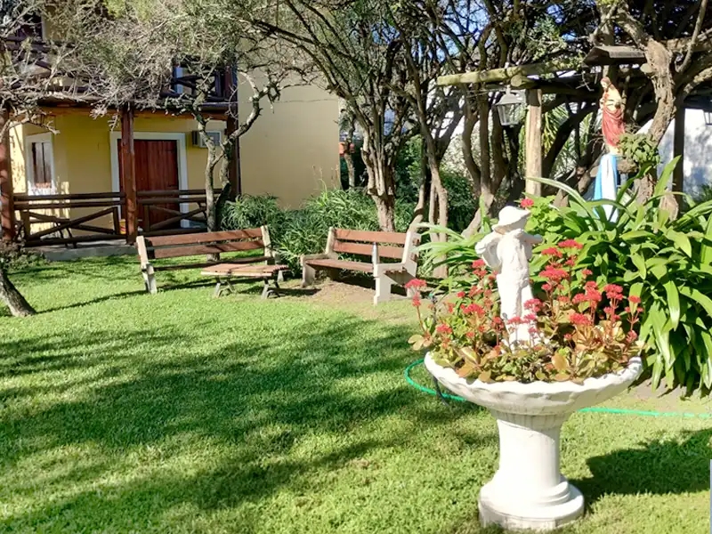 Sillones y bancos de jardín en el parque