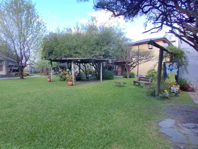 Rincón de lectura bajo los árboles