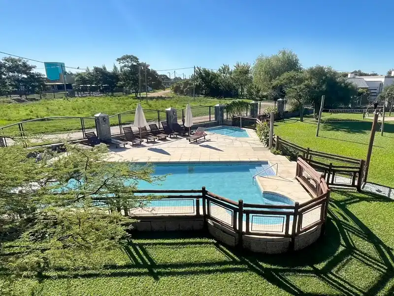 Piscina exterior con solárium térmico
