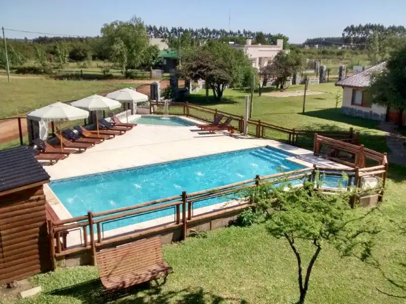 Piscina exterior frente a las cabañas
