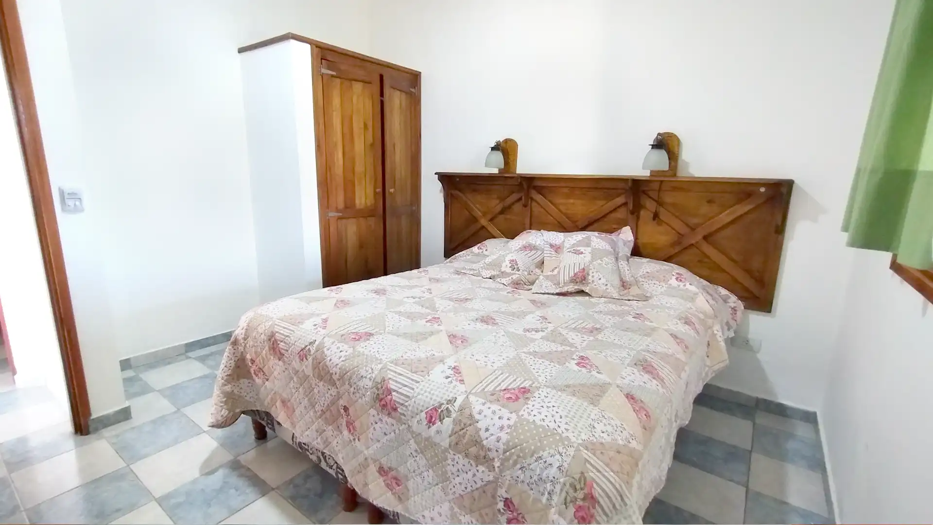 Dormitorio con sommiers configurables y amplio radio de giro