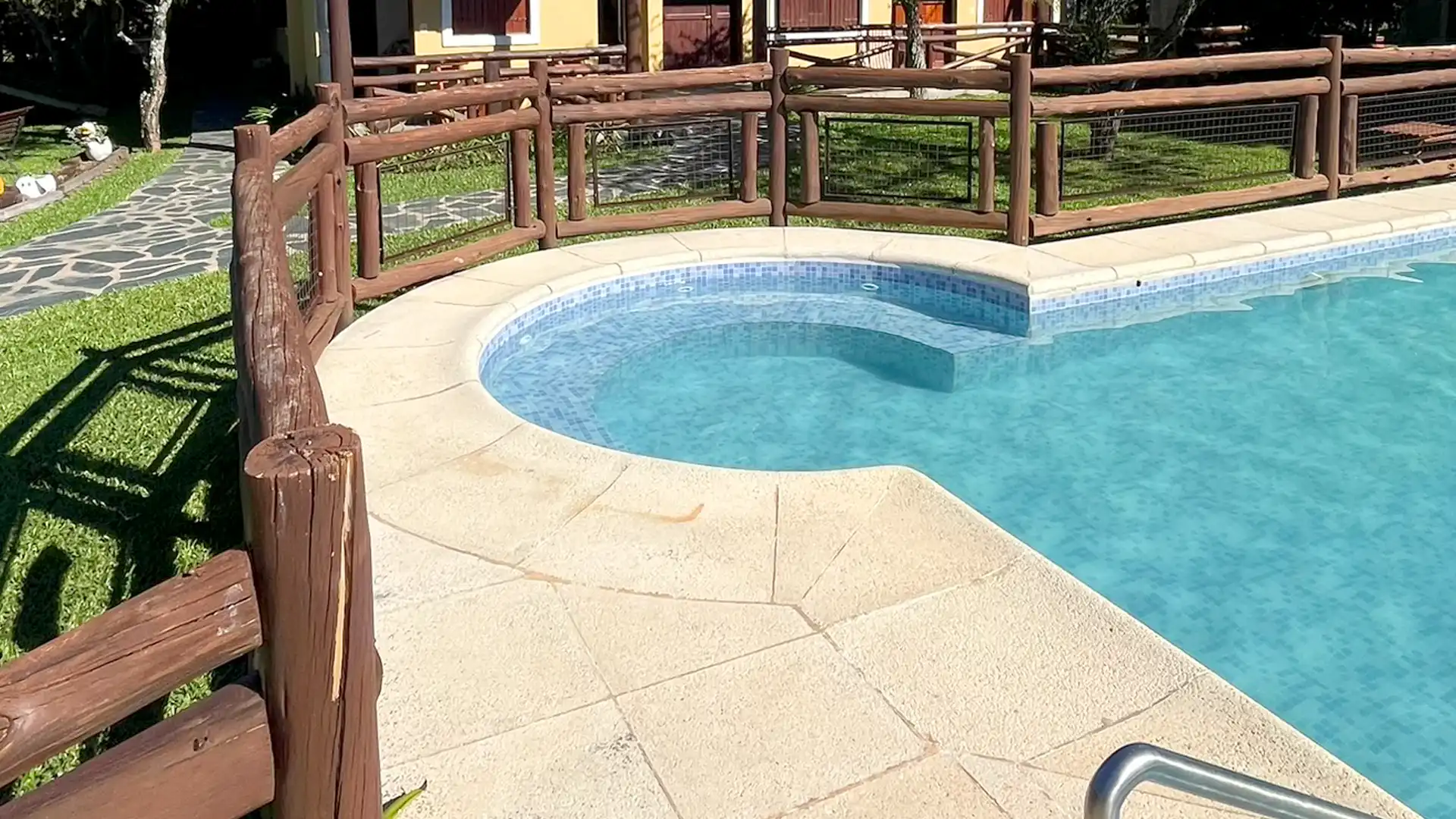 Piscina con vista al parque