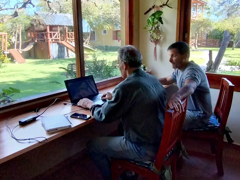 Espacio acondicionado para teletrabajo y reuniones con Starlink Wi-Fi